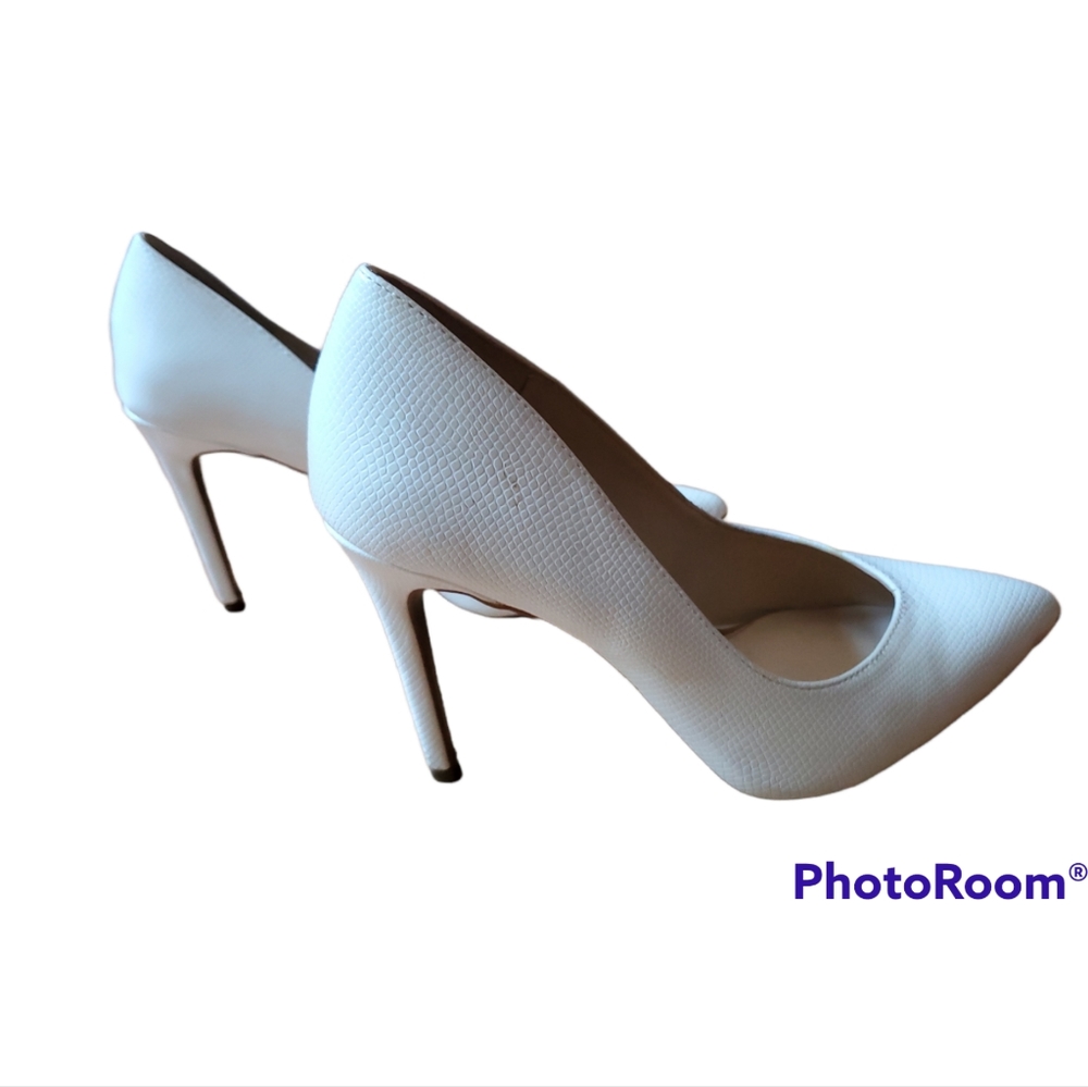 Jessica Simpson white heals